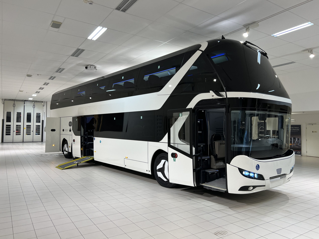 NEOPLAN SKYLINER P06 Euro 6E V.I.P / Exclusive Class (Dark Edition) - Туристичний автобус: фото 1 NEOPLAN SKYLINER P06 Euro 6E V.I.P / Exclusive Class (Dark Edition) - Туристичний автобус: фото 1