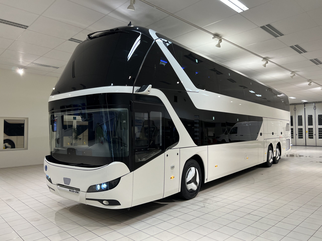 NEOPLAN SKYLINER P06 Euro 6E V.I.P / Exclusive Class (Dark Edition) - Туристичний автобус: фото 2 NEOPLAN SKYLINER P06 Euro 6E V.I.P / Exclusive Class (Dark Edition) - Туристичний автобус: фото 2