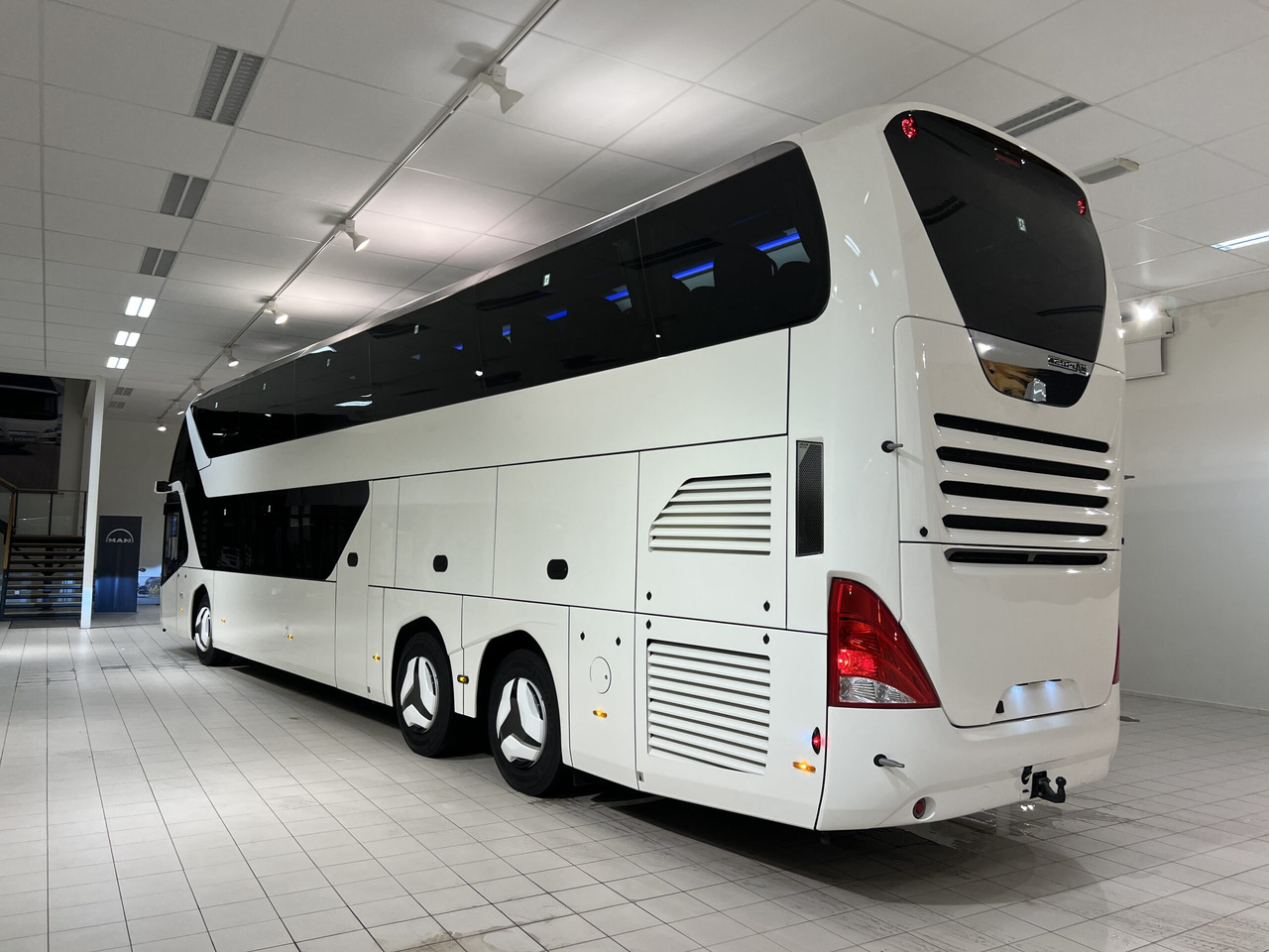 NEOPLAN SKYLINER P06 Euro 6E V.I.P / Exclusive Class (Dark Edition) - Туристичний автобус: фото 4 NEOPLAN SKYLINER P06 Euro 6E V.I.P / Exclusive Class (Dark Edition) - Туристичний автобус: фото 4