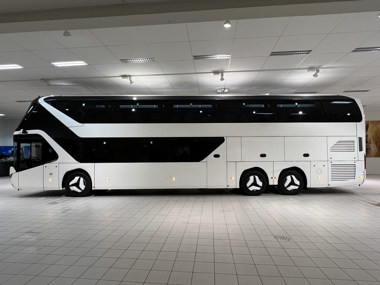 NEOPLAN SKYLINER P06 Euro 6E V.I.P / Exclusive Class (Dark Edition) - Туристичний автобус: фото 3 NEOPLAN SKYLINER P06 Euro 6E V.I.P / Exclusive Class (Dark Edition) - Туристичний автобус: фото 3