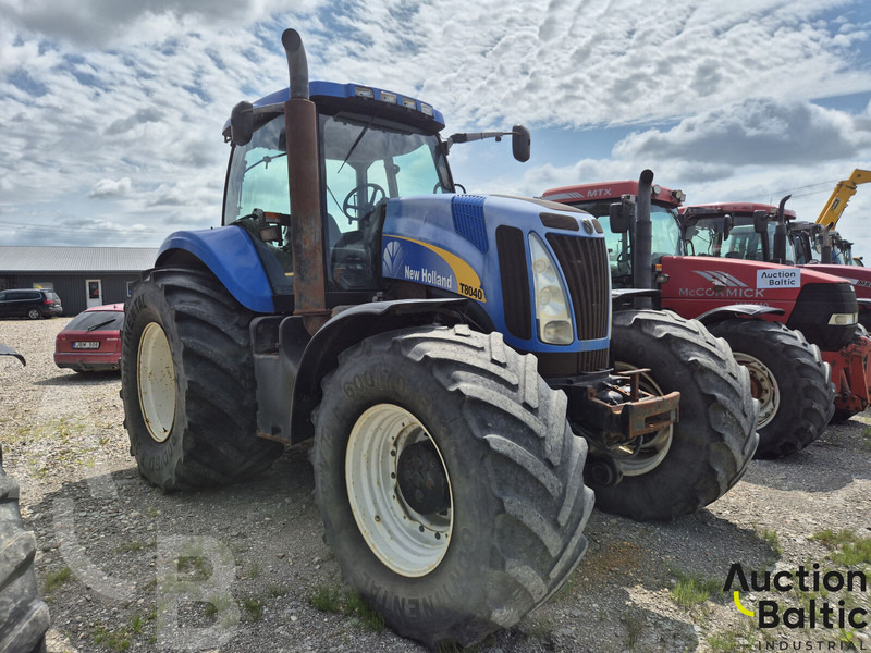 New Holland T 8040 - Трактор: фото 2 New Holland T 8040 - Трактор: фото 2