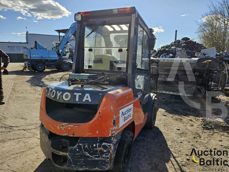 Toyota E 811 - Дизельний навантажувач: фото 3 Toyota E 811 - Дизельний навантажувач: фото 3