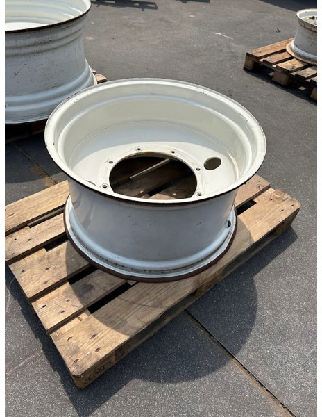 New Holland velg 15 x 28 - Колісний диск: фото 4 New Holland velg 15 x 28 - Колісний диск: фото 4