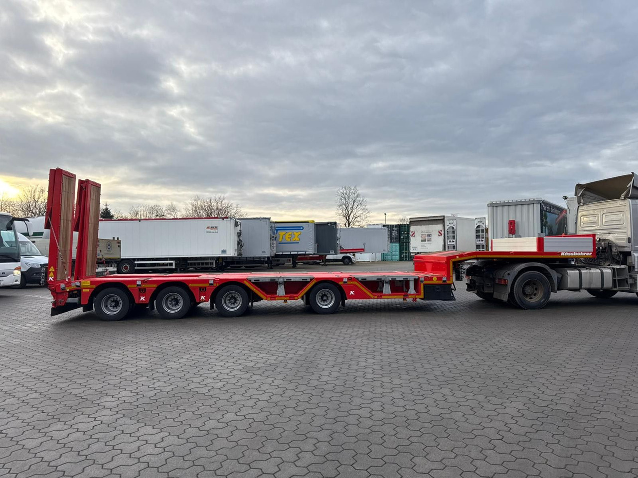 Kässbohrer K.SLA R 4 / 2N 18/40 Tieflader Radmulden tele - Низькорамна платформа напівпричіп: фото 5 Kässbohrer K.SLA R 4 / 2N 18/40 Tieflader Radmulden tele - Низькорамна платформа напівпричіп: фото 5