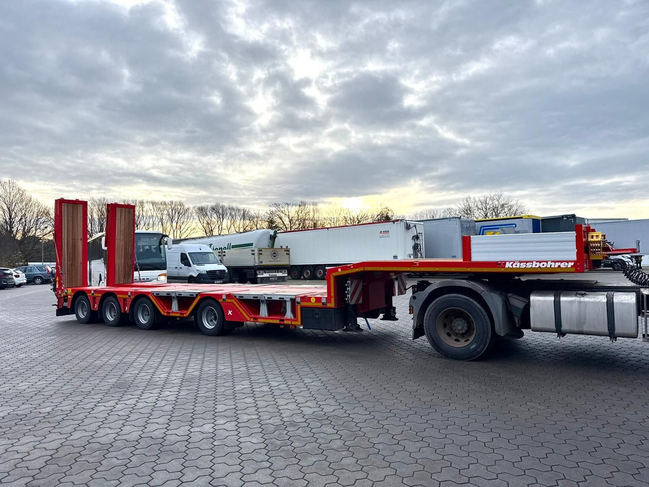 Kässbohrer K.SLA R 4 / 2N 18/40 Tieflader Radmulden tele - Низькорамна платформа напівпричіп: фото 4 Kässbohrer K.SLA R 4 / 2N 18/40 Tieflader Radmulden tele - Низькорамна платформа напівпричіп: фото 4