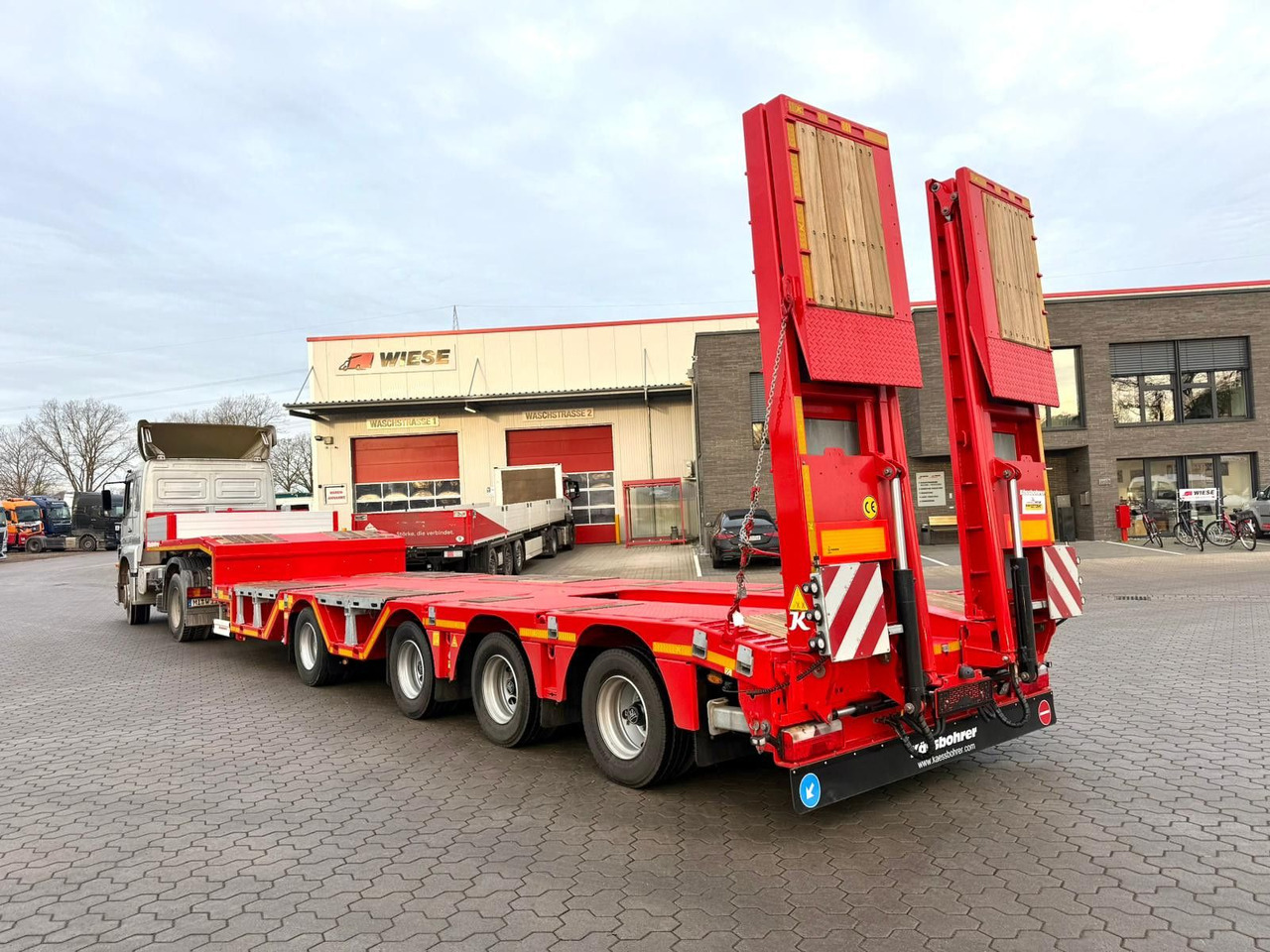 Kässbohrer K.SLA R 4 / 2N 18/40 Tieflader Radmulden tele - Низькорамна платформа напівпричіп: фото 1 Kässbohrer K.SLA R 4 / 2N 18/40 Tieflader Radmulden tele - Низькорамна платформа напівпричіп: фото 1