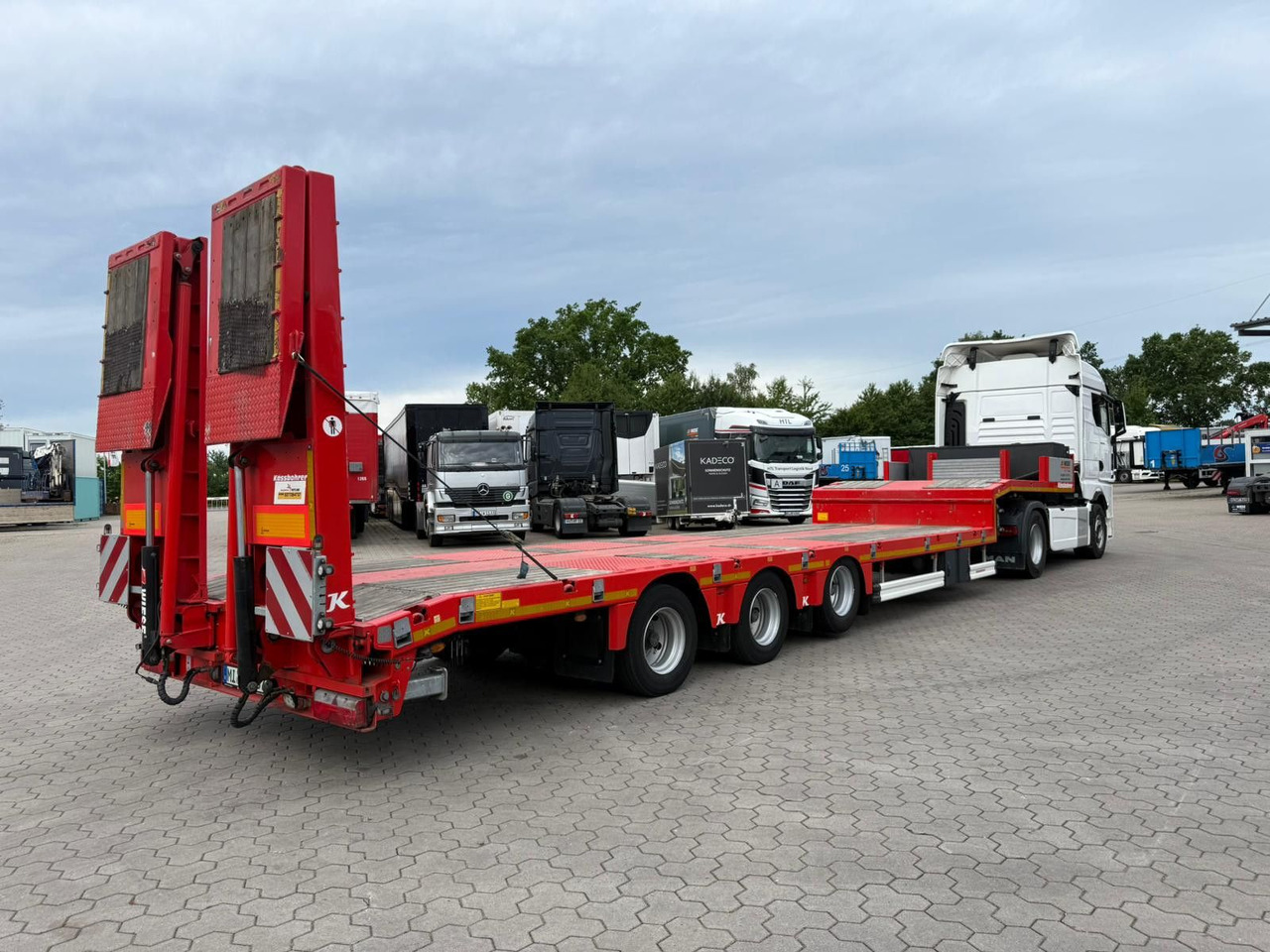 Kässbohrer K.SLS ECO Tieflader mit hydraulischen Rampen - Низькорамна платформа напівпричіп: фото 2 Kässbohrer K.SLS ECO Tieflader mit hydraulischen Rampen - Низькорамна платформа напівпричіп: фото 2