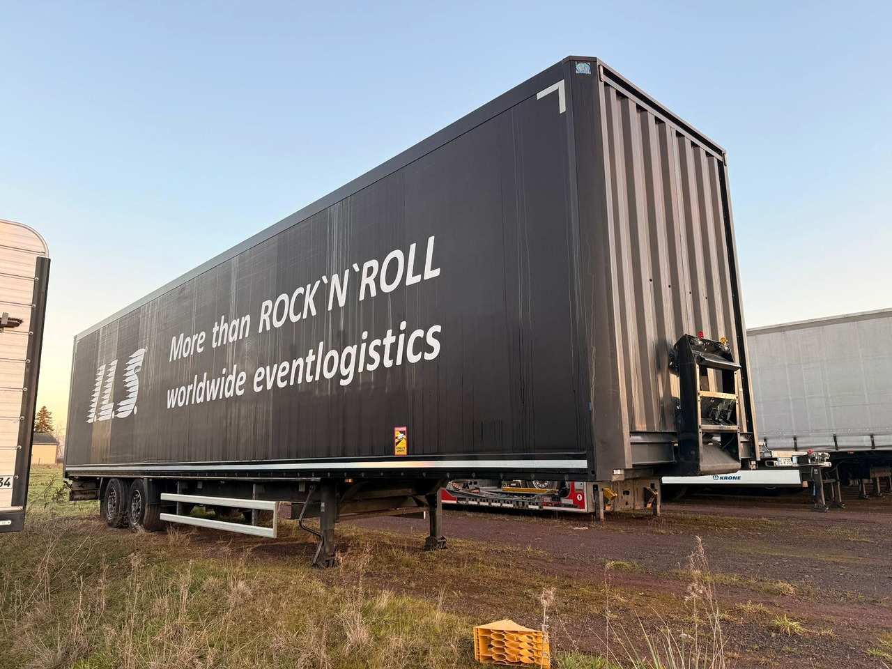 Krone SZ - Mega Koffer mit Rampenhalterung - Закритий кузов напівпричіп: фото 2 Krone SZ - Mega Koffer mit Rampenhalterung - Закритий кузов напівпричіп: фото 2
