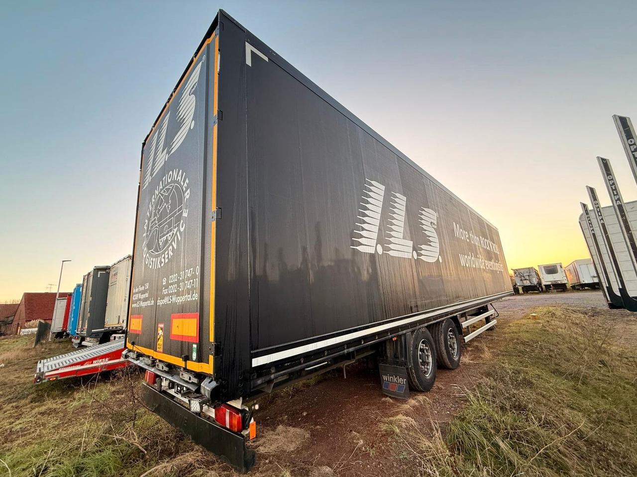 Krone SZ - Mega Koffer mit Rampenhalterung - Закритий кузов напівпричіп: фото 4 Krone SZ - Mega Koffer mit Rampenhalterung - Закритий кузов напівпричіп: фото 4