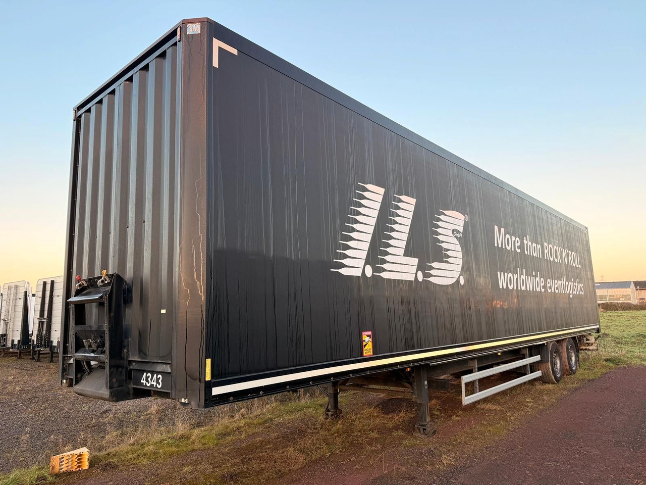 Krone SZ - Mega Koffer mit Rampenhalterung - Закритий кузов напівпричіп: фото 1 Krone SZ - Mega Koffer mit Rampenhalterung - Закритий кузов напівпричіп: фото 1