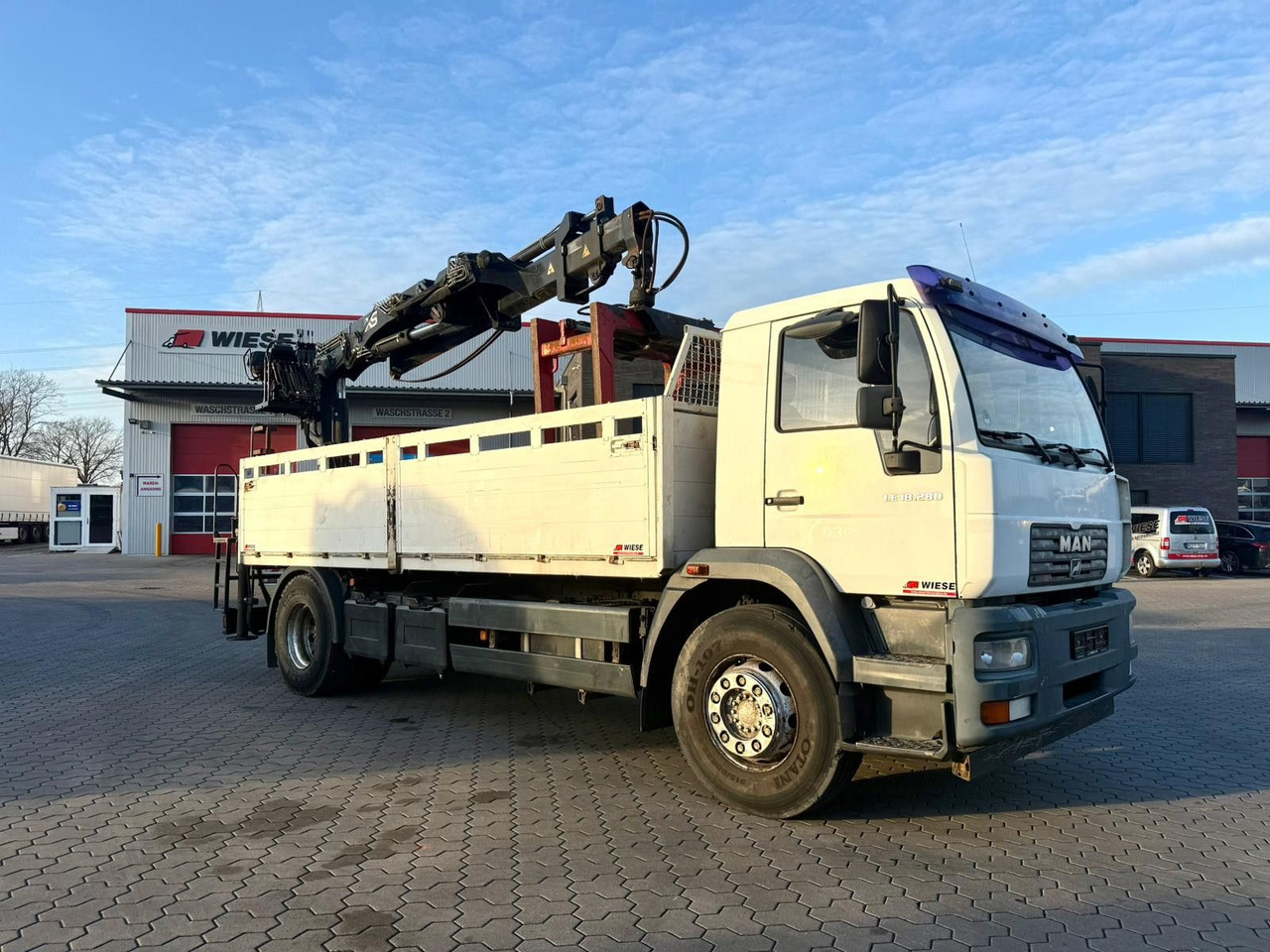 MAN LE 18.280 Pritsche mit HIAB 133 K PRO/HIPRO Kran - Вантажівка з маніпулятором: фото 1 MAN LE 18.280 Pritsche mit HIAB 133 K PRO/HIPRO Kran - Вантажівка з маніпулятором: фото 1