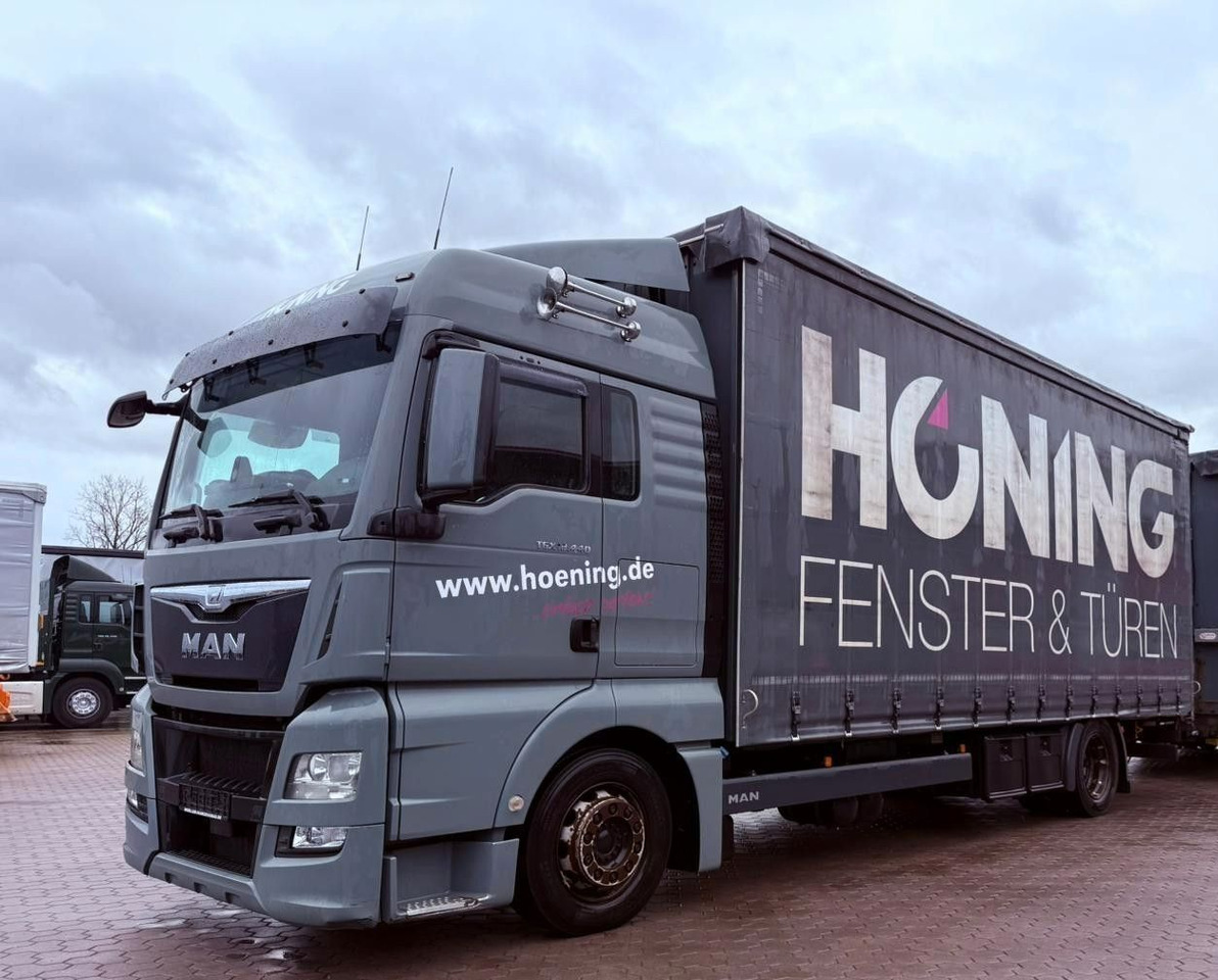 MAN TGX 18.440 LL Volumen LKW mit Staplerhalterung MAN TGX 18.440 LL Volumen LKW mit Staplerhalterung - Тентована вантажівка: фото 1 MAN TGX 18.440 LL Volumen LKW mit Staplerhalterung MAN TGX 18.440 LL Volumen LKW mit Staplerhalterung - Тентована вантажівка: фото 1