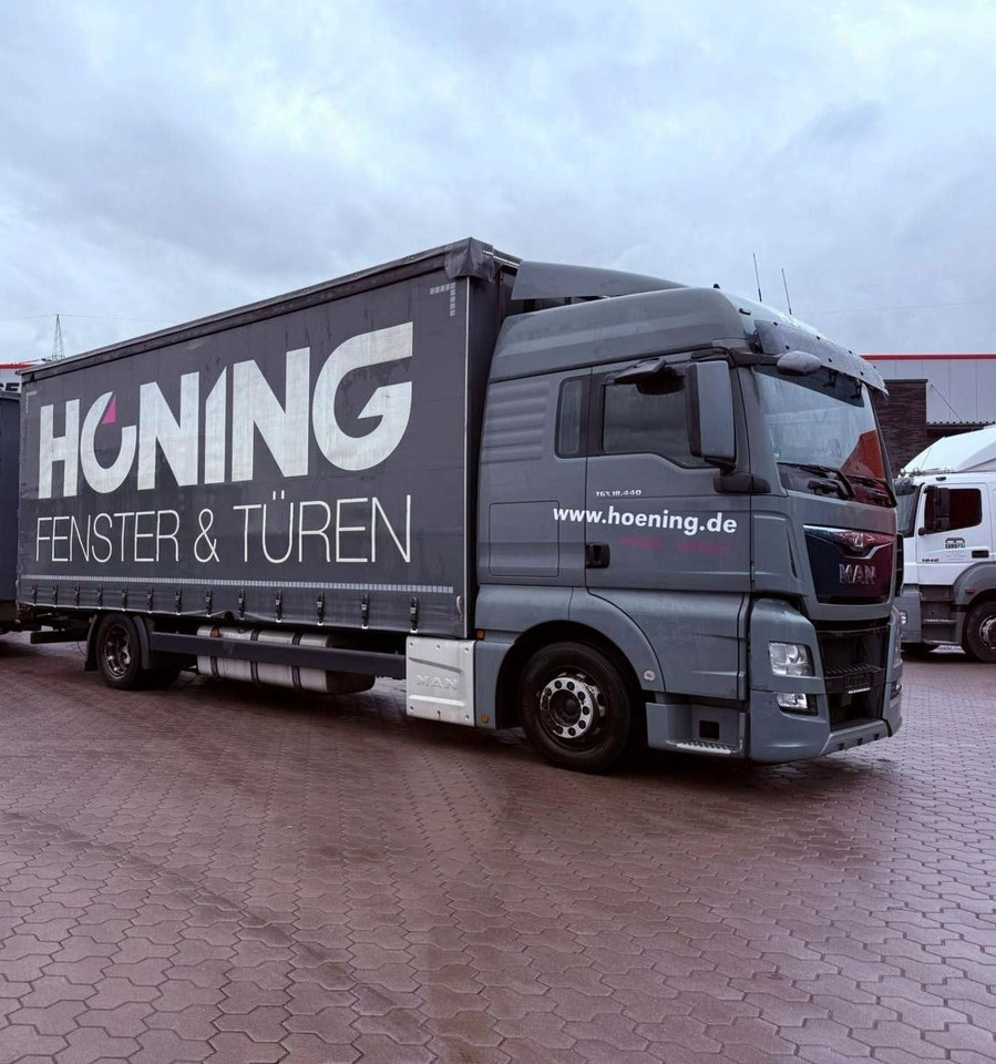 MAN TGX 18.440 LL Volumen LKW mit Staplerhalterung MAN TGX 18.440 LL Volumen LKW mit Staplerhalterung - Тентована вантажівка: фото 1 MAN TGX 18.440 LL Volumen LKW mit Staplerhalterung MAN TGX 18.440 LL Volumen LKW mit Staplerhalterung - Тентована вантажівка: фото 1