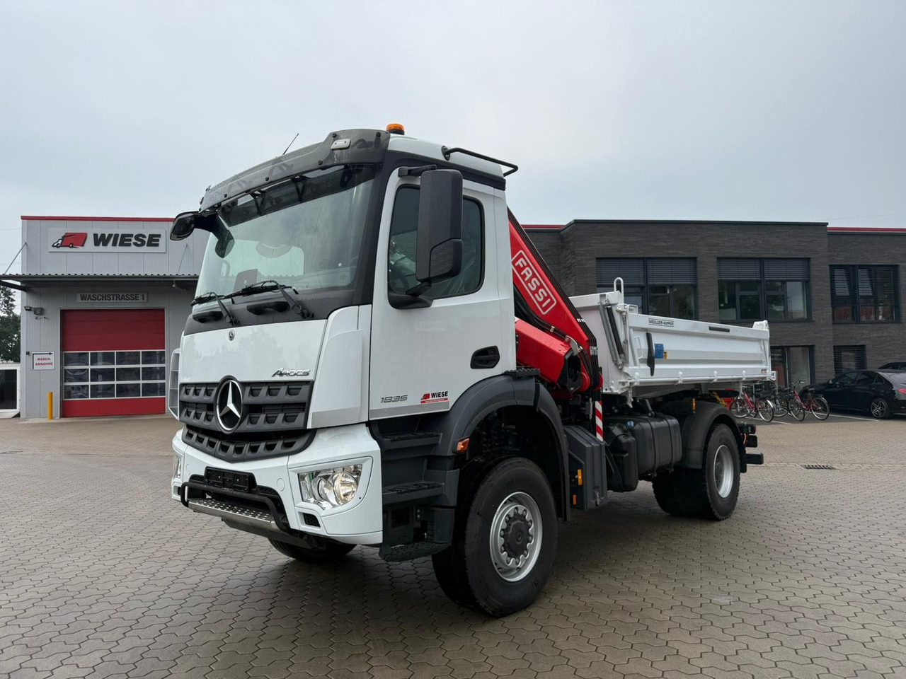 Mercedes-Benz Arocs 1835 4x4 Allrad Fassi F135 Kran Kipper - Самоскид вантажівка, Вантажівка з маніпулятором: фото 1 Mercedes-Benz Arocs 1835 4x4 Allrad Fassi F135 Kran Kipper - Самоскид вантажівка, Вантажівка з маніпулятором: фото 1