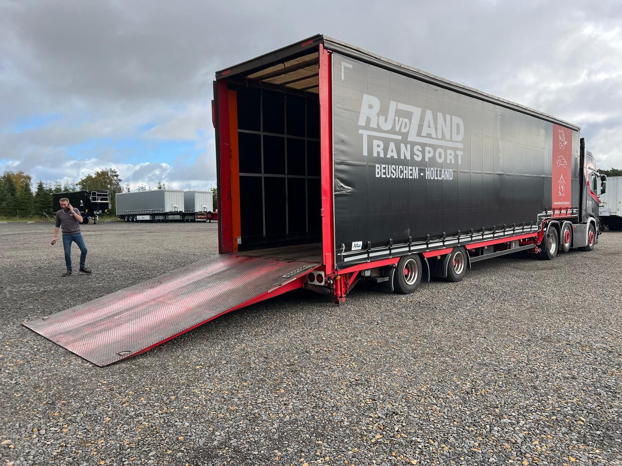 Meusburger 2-Achs-Gabelstaplertransporter Rampe Dhollandia - Низькорамна платформа напівпричіп: фото 1 Meusburger 2-Achs-Gabelstaplertransporter Rampe Dhollandia - Низькорамна платформа напівпричіп: фото 1