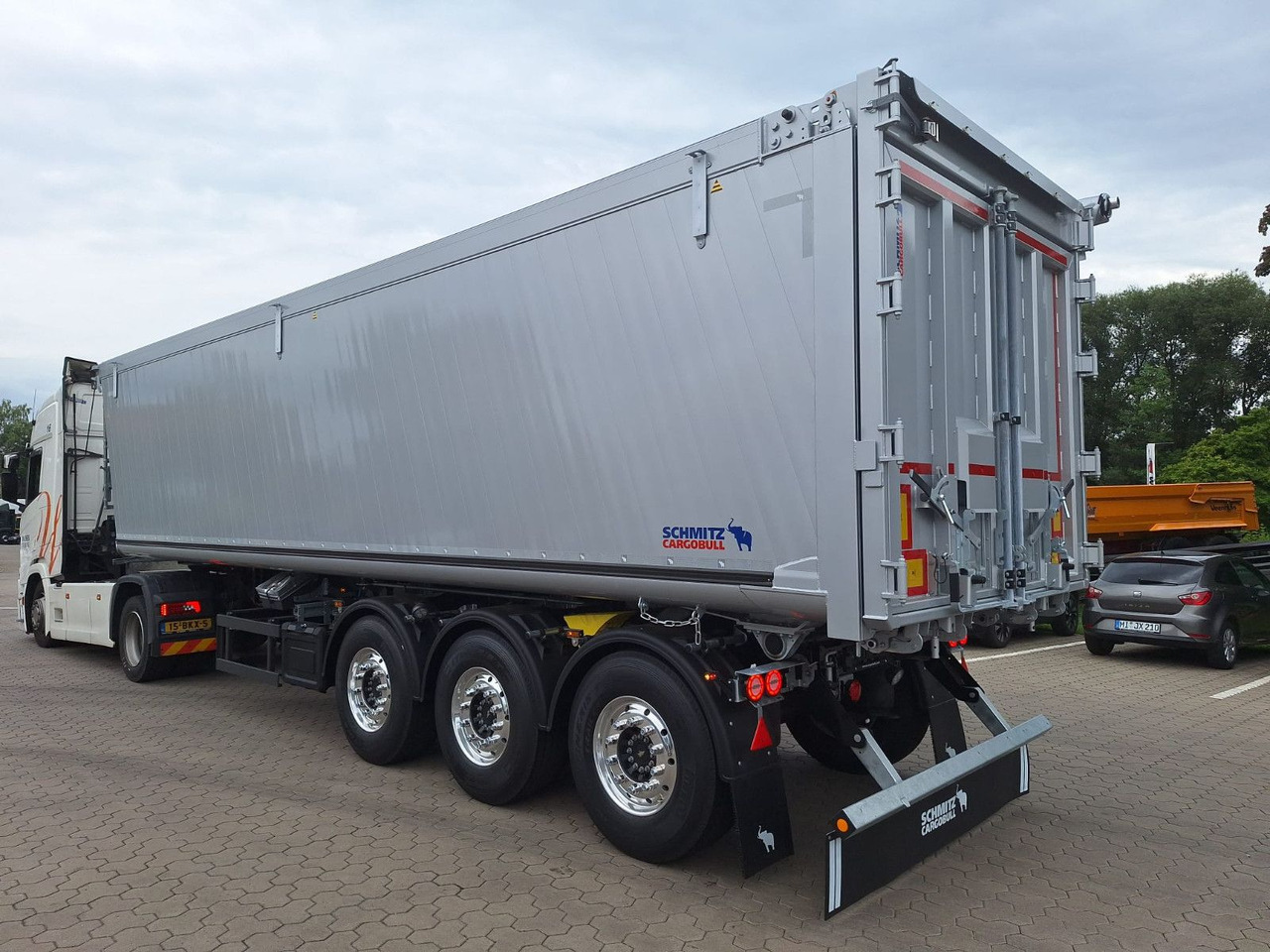 Schmitz Cargobull Kipper 52m³ mit gekröpftem Chassis - Самоскид напівпричіп: фото 1 Schmitz Cargobull Kipper 52m³ mit gekröpftem Chassis - Самоскид напівпричіп: фото 1