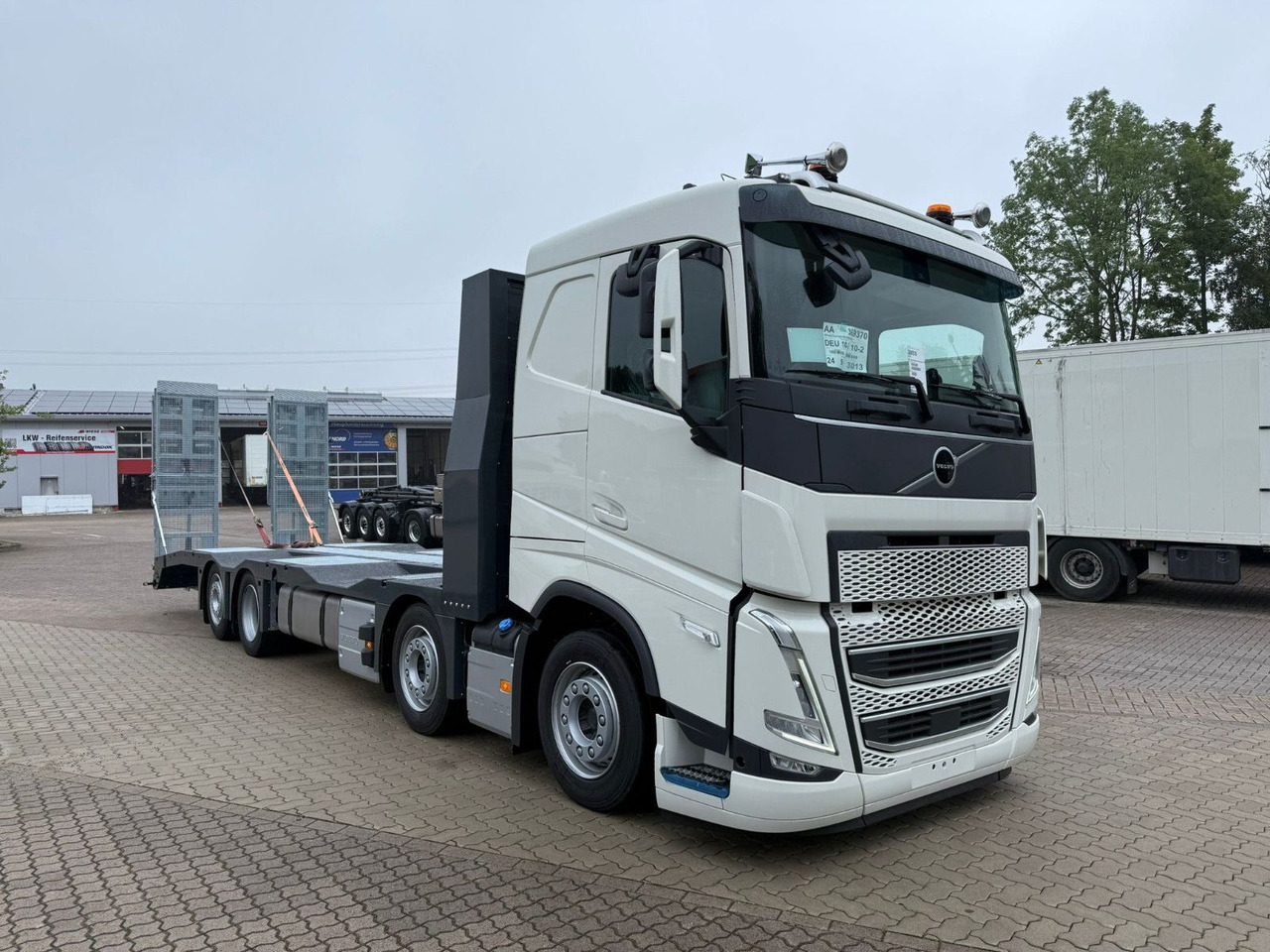Volvo Arbeitsbühnen Baumaschinentransporter mit Rampen - Автовоз вантажівка: фото 5 Volvo Arbeitsbühnen Baumaschinentransporter mit Rampen - Автовоз вантажівка: фото 5