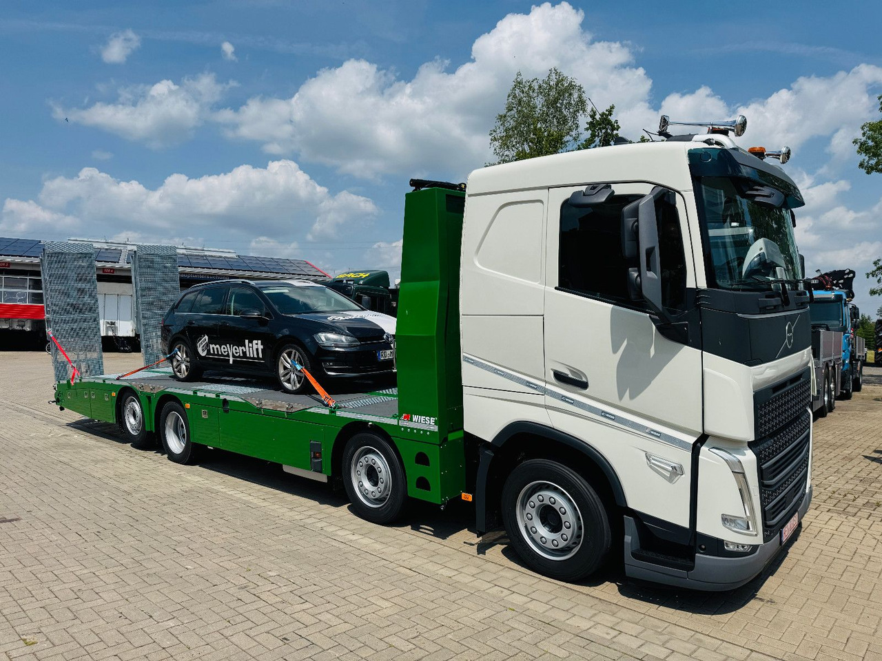 Volvo Arbeitsbühnen Baumaschinentransporter mit Rampen - Бортова вантажівка/ Платформа: фото 2 Volvo Arbeitsbühnen Baumaschinentransporter mit Rampen - Бортова вантажівка/ Платформа: фото 2