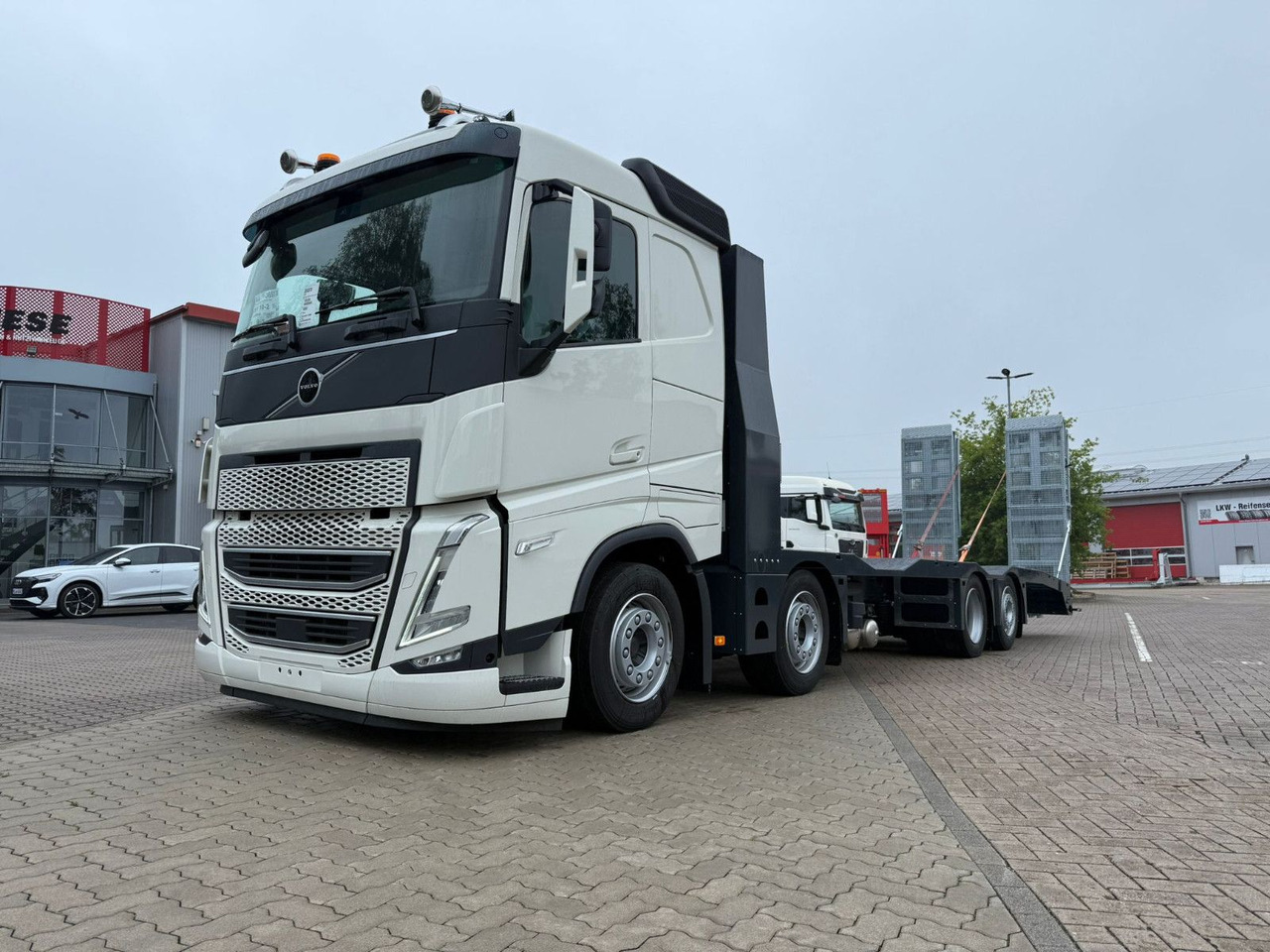 Volvo Arbeitsbühnen Baumaschinentransporter mit Rampen - Евакуатор: фото 1 Volvo Arbeitsbühnen Baumaschinentransporter mit Rampen - Евакуатор: фото 1