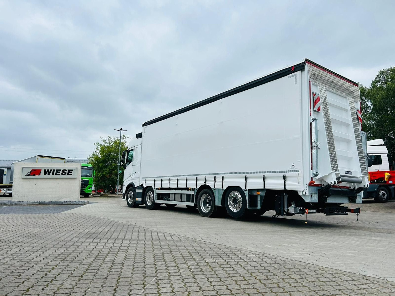 Volvo FH 500 8x2 Arbeitsbühnen Transporter LBW 9t - Евакуатор: фото 1 Volvo FH 500 8x2 Arbeitsbühnen Transporter LBW 9t - Евакуатор: фото 1