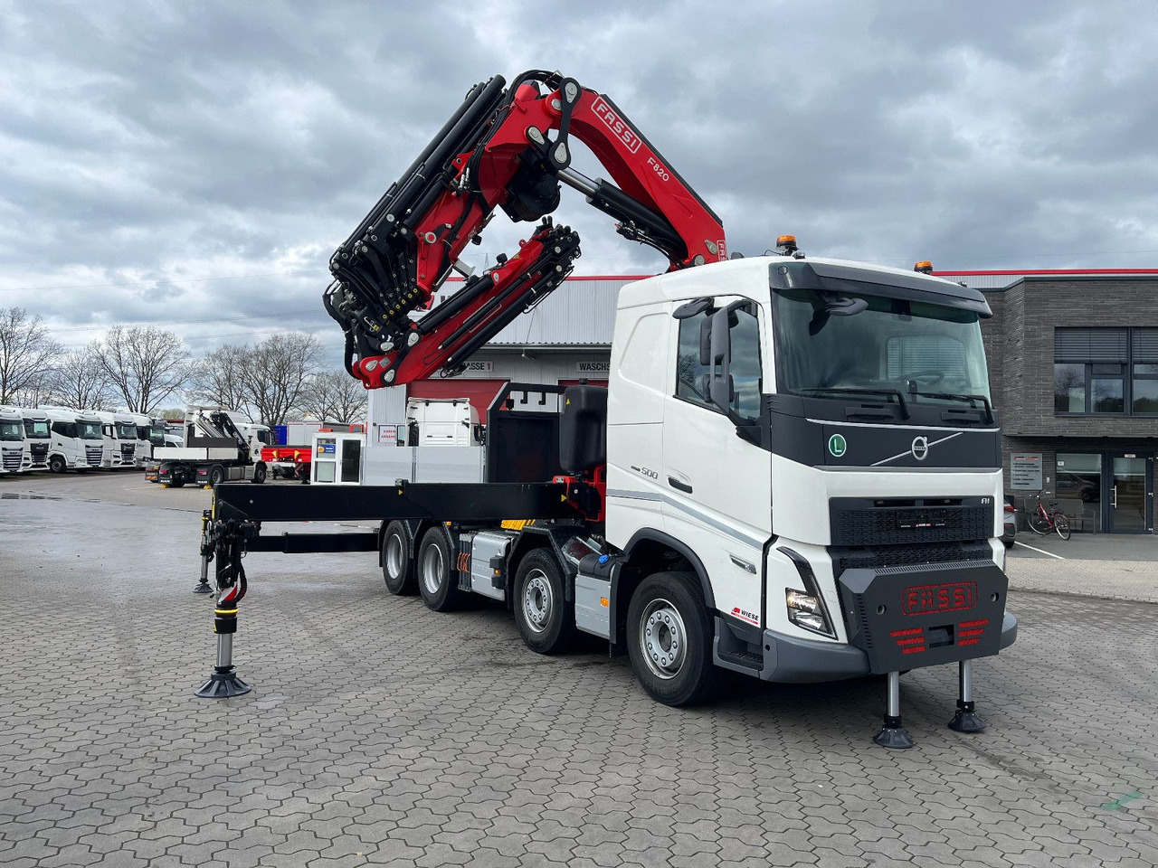 Volvo FH 500 8x4 Kran F820 RA2.27 Jib & Winde Sofort - Бортова вантажівка/ Платформа, Вантажівка з маніпулятором: фото 1 Volvo FH 500 8x4 Kran F820 RA2.27 Jib & Winde Sofort - Бортова вантажівка/ Платформа, Вантажівка з маніпулятором: фото 1