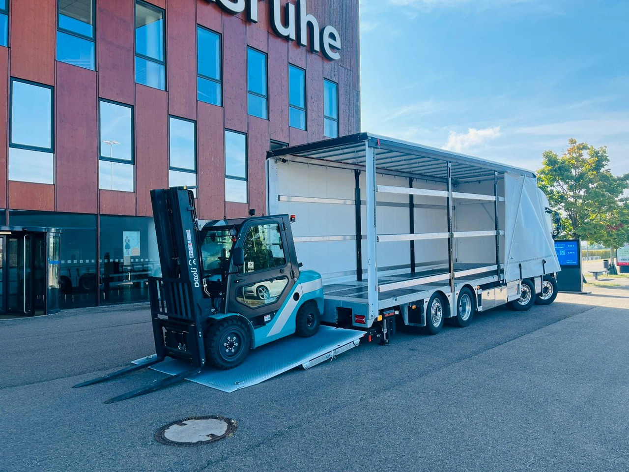 Volvo FH 500 Gabelstaplertransporter LBW Dhollandia 9t - Тентована вантажівка: фото 1 Volvo FH 500 Gabelstaplertransporter LBW Dhollandia 9t - Тентована вантажівка: фото 1