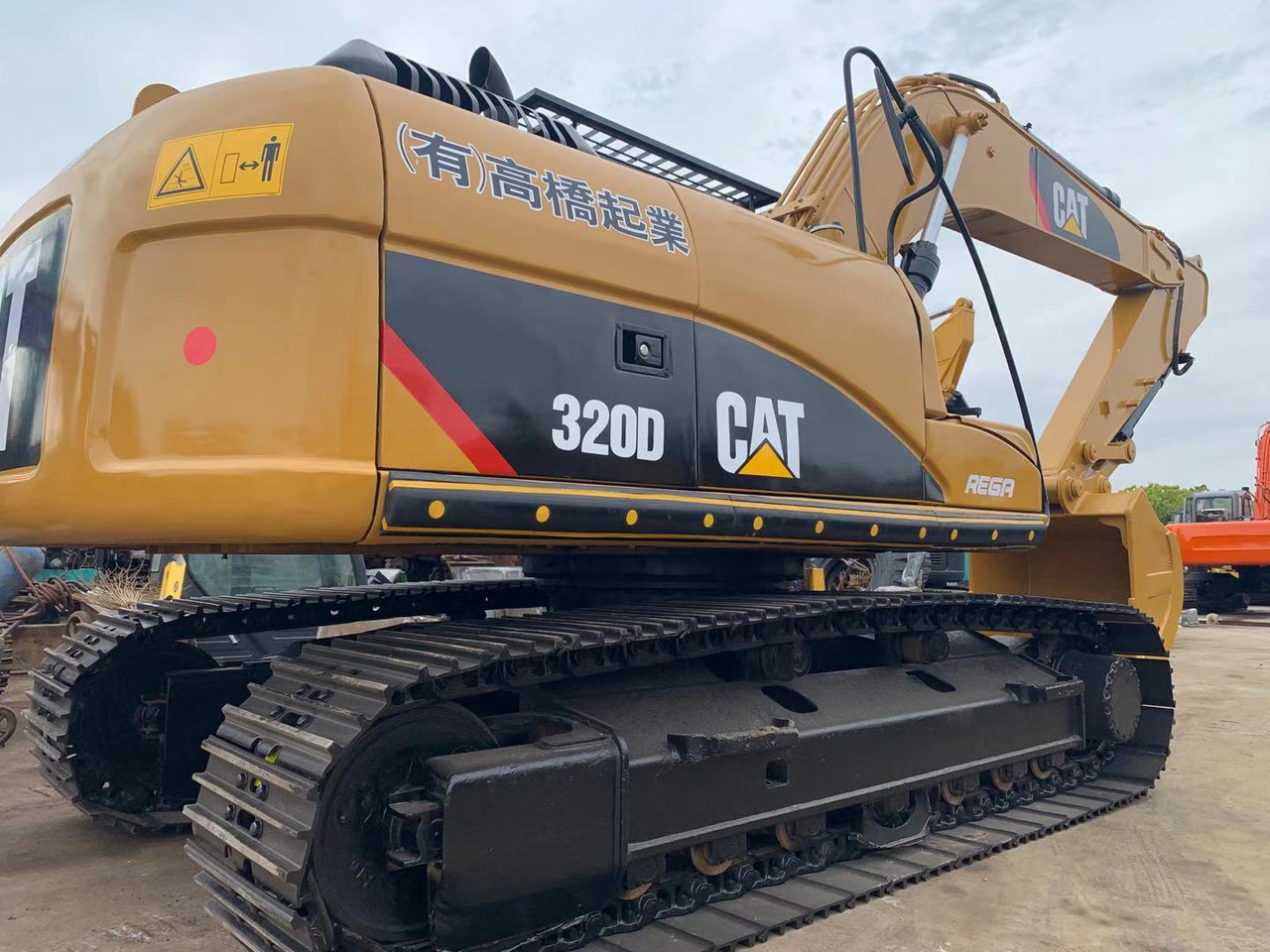 CATERPILLAR 320D - Гусеничний екскаватор: фото 1 CATERPILLAR 320D - Гусеничний екскаватор: фото 1