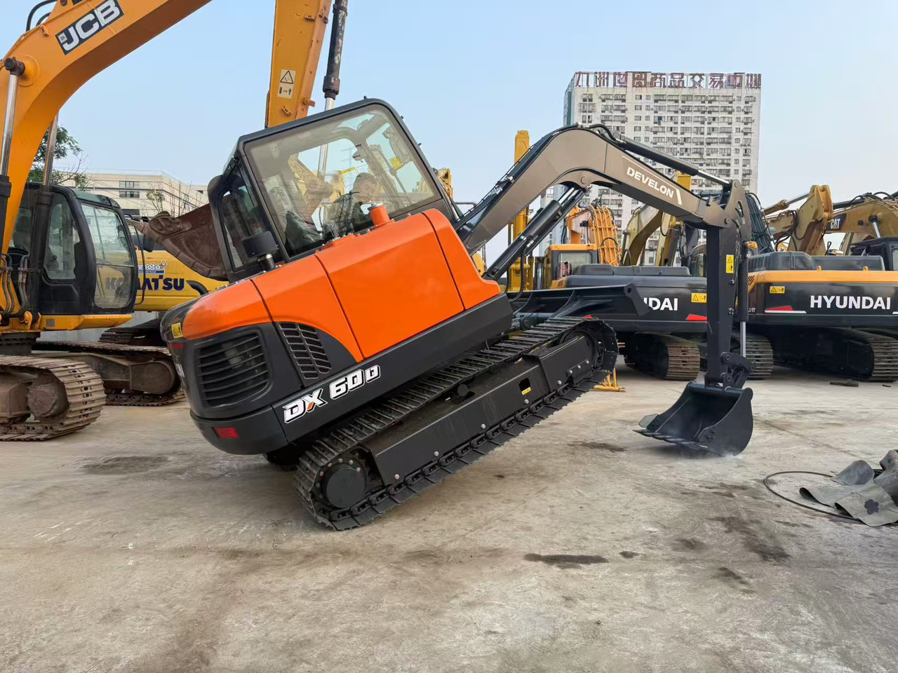 DOOSAN DX60D-10 - Гусеничний екскаватор: фото 2 DOOSAN DX60D-10 - Гусеничний екскаватор: фото 2