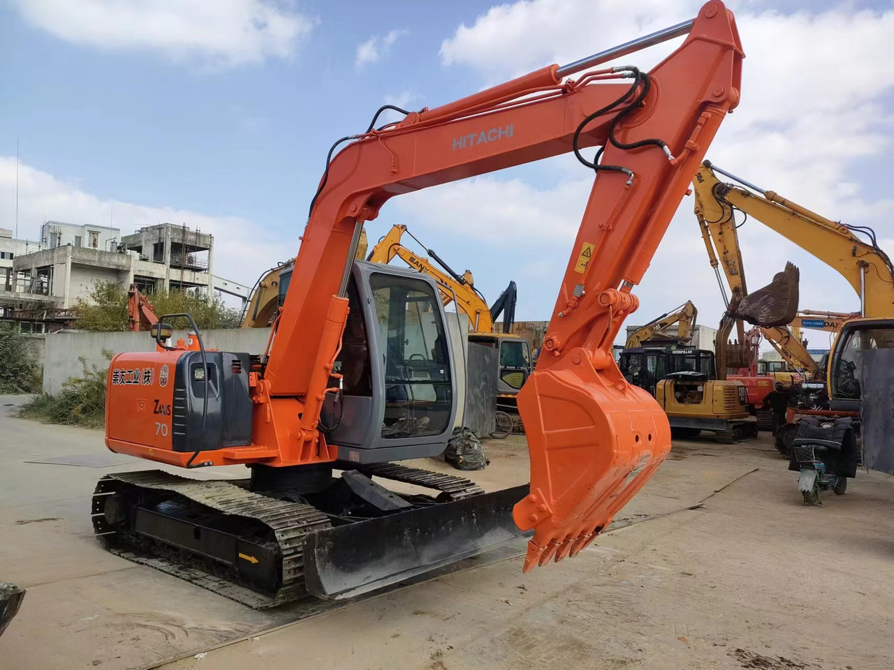 HITACHI ZX70 - Гусеничний екскаватор: фото 1 HITACHI ZX70 - Гусеничний екскаватор: фото 1