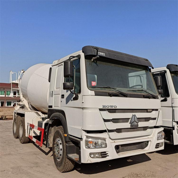 HOWO HOWO-white mixer pump truck - Автобетононасос-змішувач: фото 2 HOWO HOWO-white mixer pump truck - Автобетононасос-змішувач: фото 2