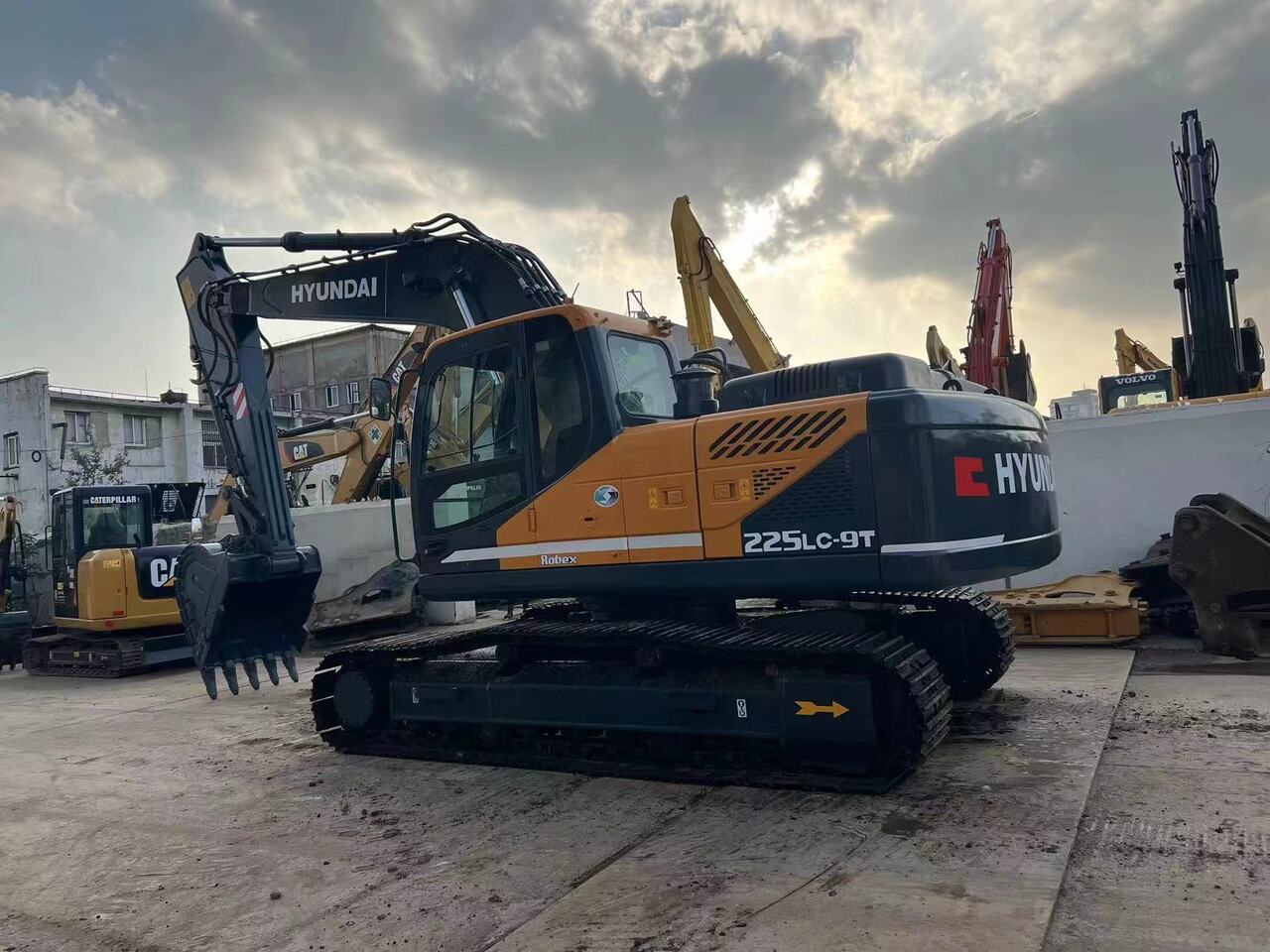HYUNDAI 225LC-9T - Гусеничний екскаватор: фото 1 HYUNDAI 225LC-9T - Гусеничний екскаватор: фото 1