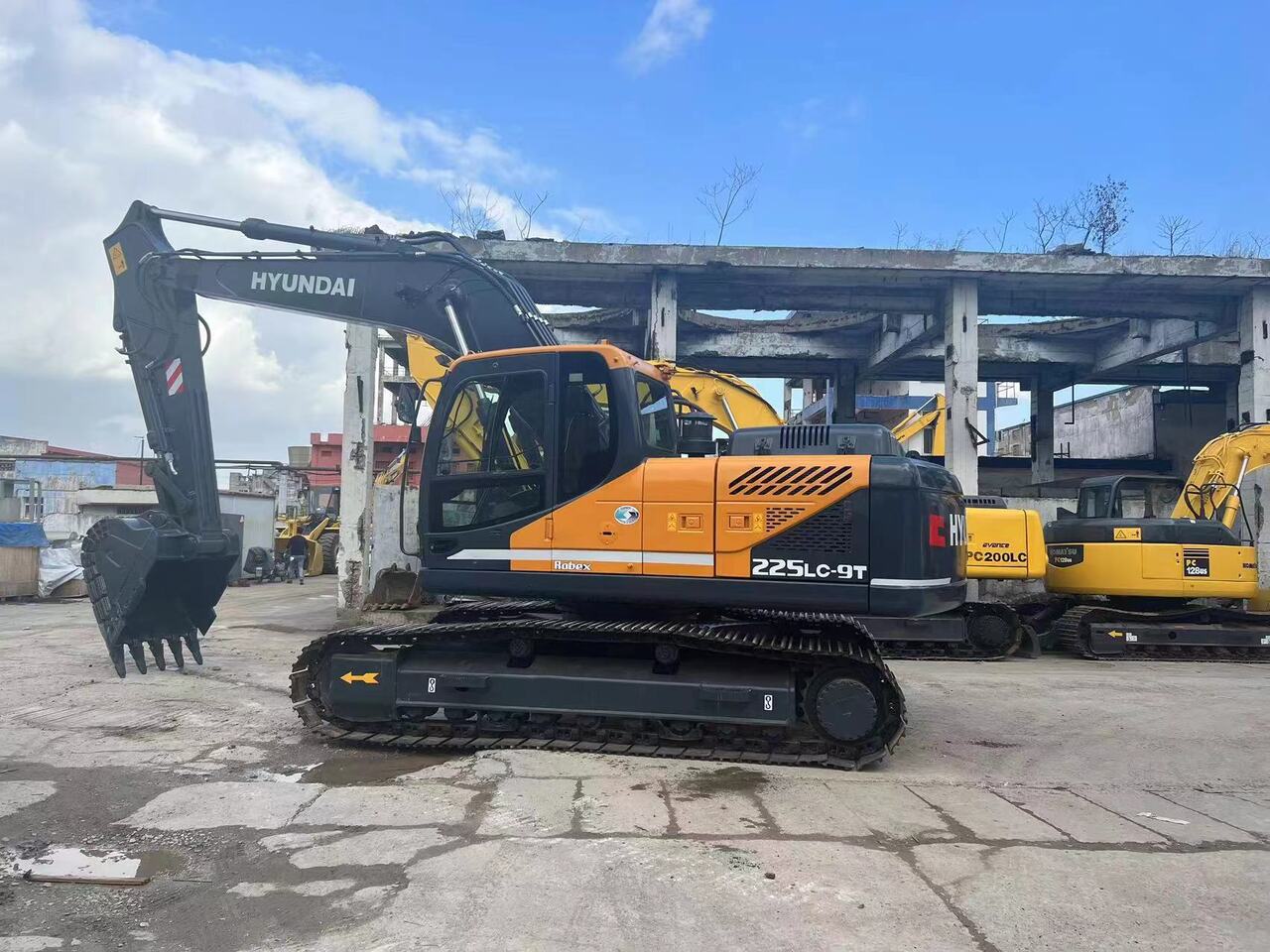 HYUNDAI 225LC-9T - Гусеничний екскаватор: фото 2 HYUNDAI 225LC-9T - Гусеничний екскаватор: фото 2