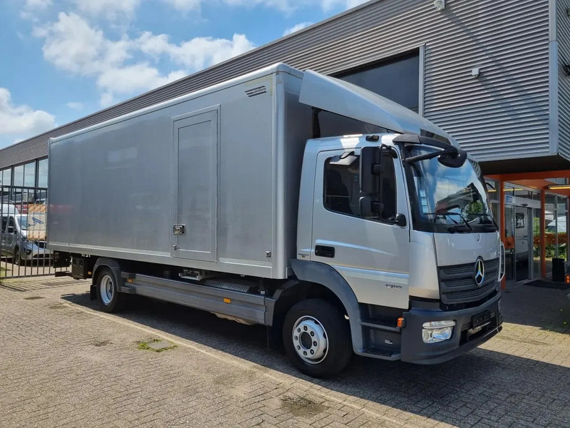 Mercedes-Benz Atego 1218 Koffer/ Ladebordwand/ Airco/ Grau Metallic - Вантажівка з закритим кузовом: фото 1 Mercedes-Benz Atego 1218 Koffer/ Ladebordwand/ Airco/ Grau Metallic - Вантажівка з закритим кузовом: фото 1