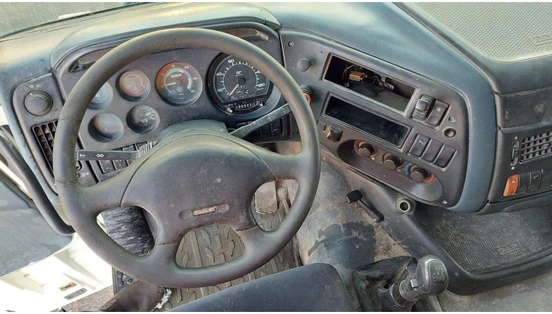 Interior photo 1: Тягач DAF XF 95.430 EURO 2 MANUAL GEARBOX