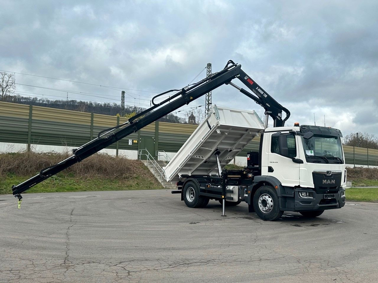 MAN TGM 18.320 4x2 Euro6e Hiab X-HiDuo 138DS-3 - Самоскид вантажівка, Вантажівка з маніпулятором: фото 1 MAN TGM 18.320 4x2 Euro6e Hiab X-HiDuo 138DS-3 - Самоскид вантажівка, Вантажівка з маніпулятором: фото 1