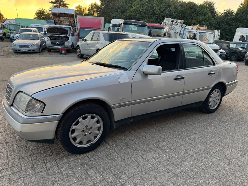 Mercedes-Benz C-Klasse **C180-PETROL-AC** - Седан: фото 1 Mercedes-Benz C-Klasse **C180-PETROL-AC** - Седан: фото 1