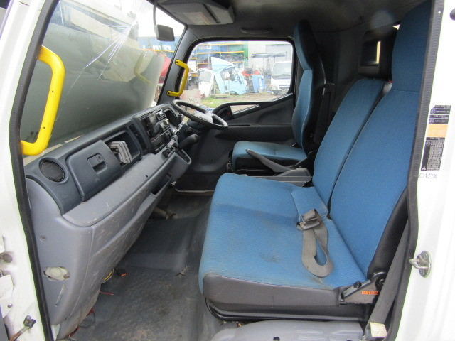 MITSUBISHI FUSO 7C15/18 CAB 2012 - Кабіна в категорії Вантажівки: фото 3 MITSUBISHI FUSO 7C15/18 CAB 2012 - Кабіна в категорії Вантажівки: фото 3