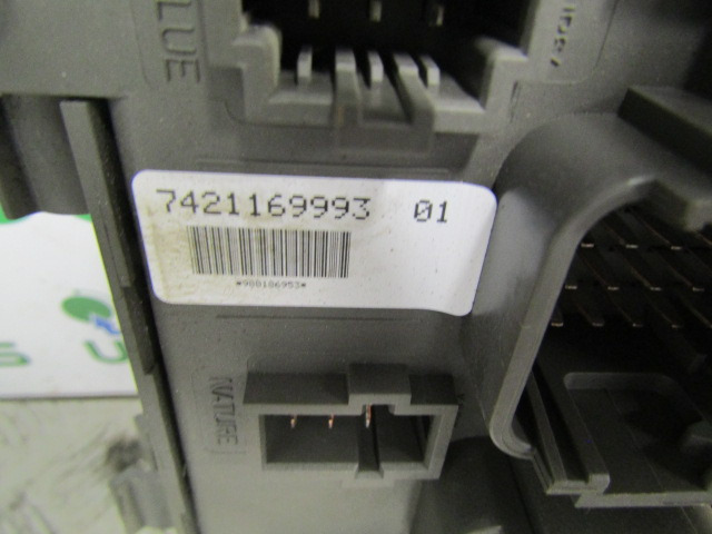 RENAULT MIDLUM DXI FUSE BOARD P/NO 7421169993-01 - Електрична система в категорії Вантажівки: фото 3 RENAULT MIDLUM DXI FUSE BOARD P/NO 7421169993-01 - Електрична система в категорії Вантажівки: фото 3
