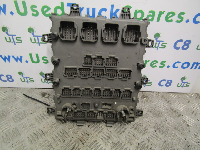 RENAULT MIDLUM DXI FUSE BOARD P/NO 7421169993-01 - Електрична система в категорії Вантажівки: фото 2 RENAULT MIDLUM DXI FUSE BOARD P/NO 7421169993-01 - Електрична система в категорії Вантажівки: фото 2