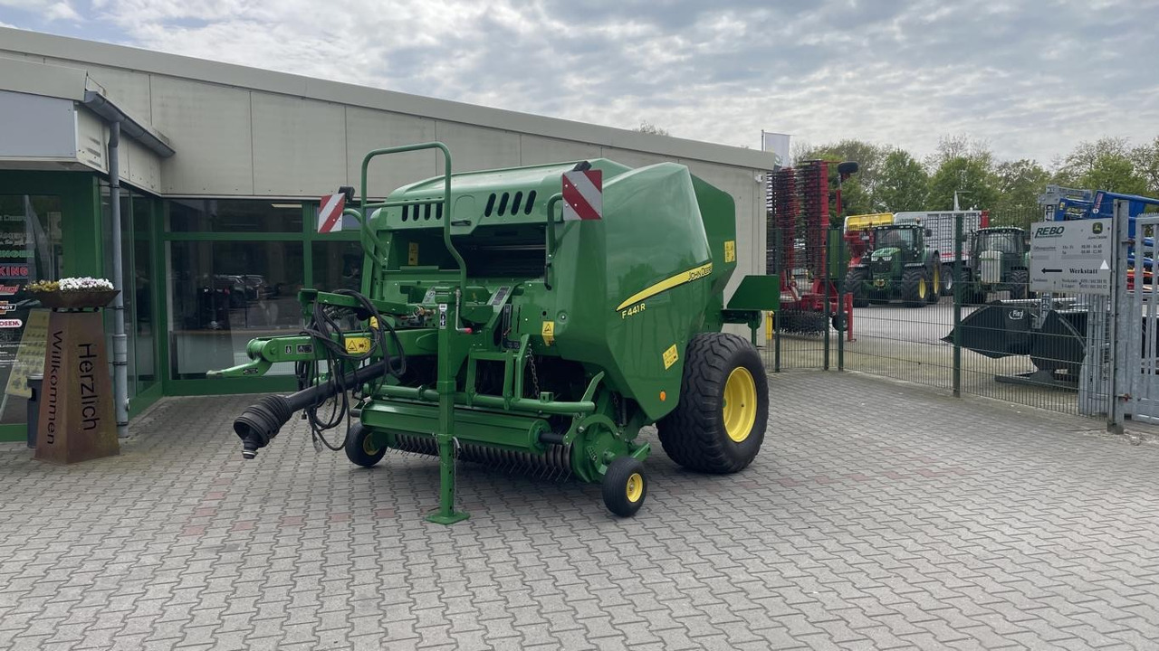 John Deere RUNDBALLENPRESSE F441R - Обмотувальник рулонів: фото 1 John Deere RUNDBALLENPRESSE F441R - Обмотувальник рулонів: фото 1