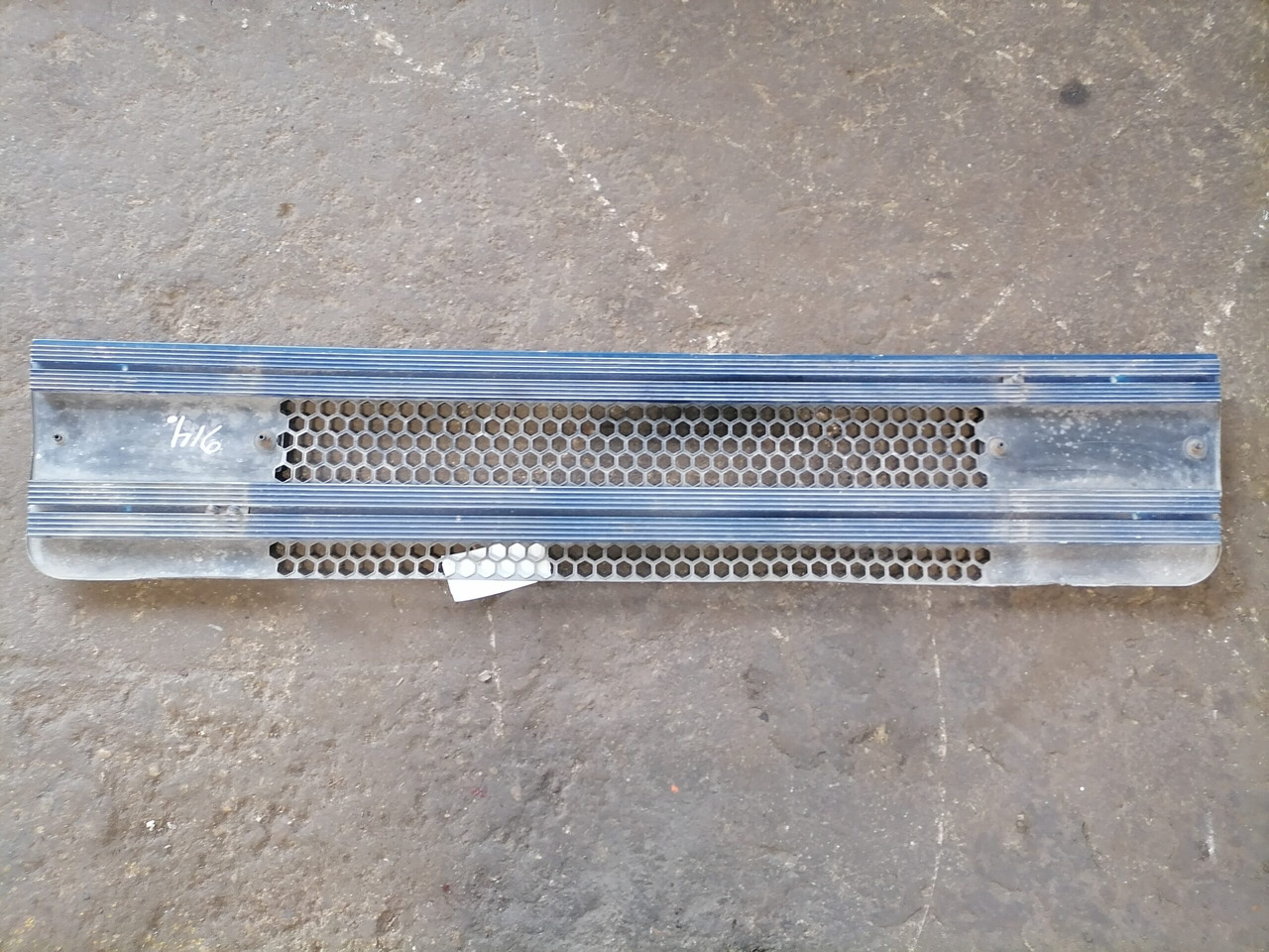 Scania Grille panel 1306989 - Решітка радіатора в категорії Вантажівки: фото 4 Scania Grille panel 1306989 - Решітка радіатора в категорії Вантажівки: фото 4