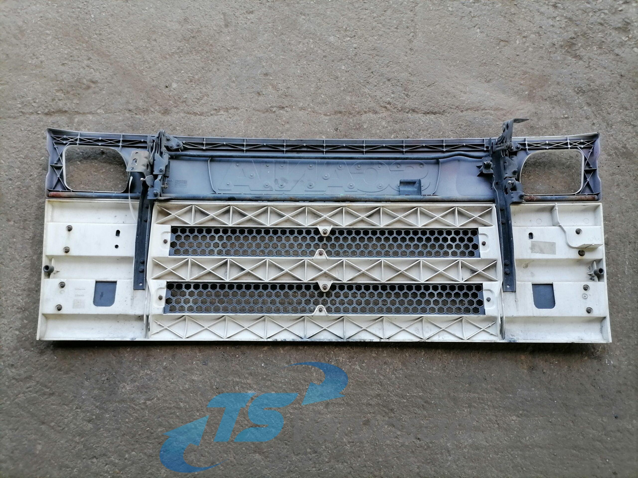 Scania Grille panel 1597571 - Решітка радіатора в категорії Вантажівки: фото 2 Scania Grille panel 1597571 - Решітка радіатора в категорії Вантажівки: фото 2