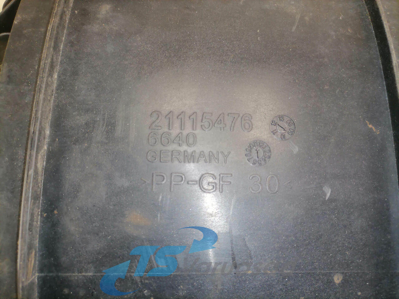 Volvo Air filter housing 21115476 - Система забору повітря в категорії Вантажівки: фото 5 Volvo Air filter housing 21115476 - Система забору повітря в категорії Вантажівки: фото 5