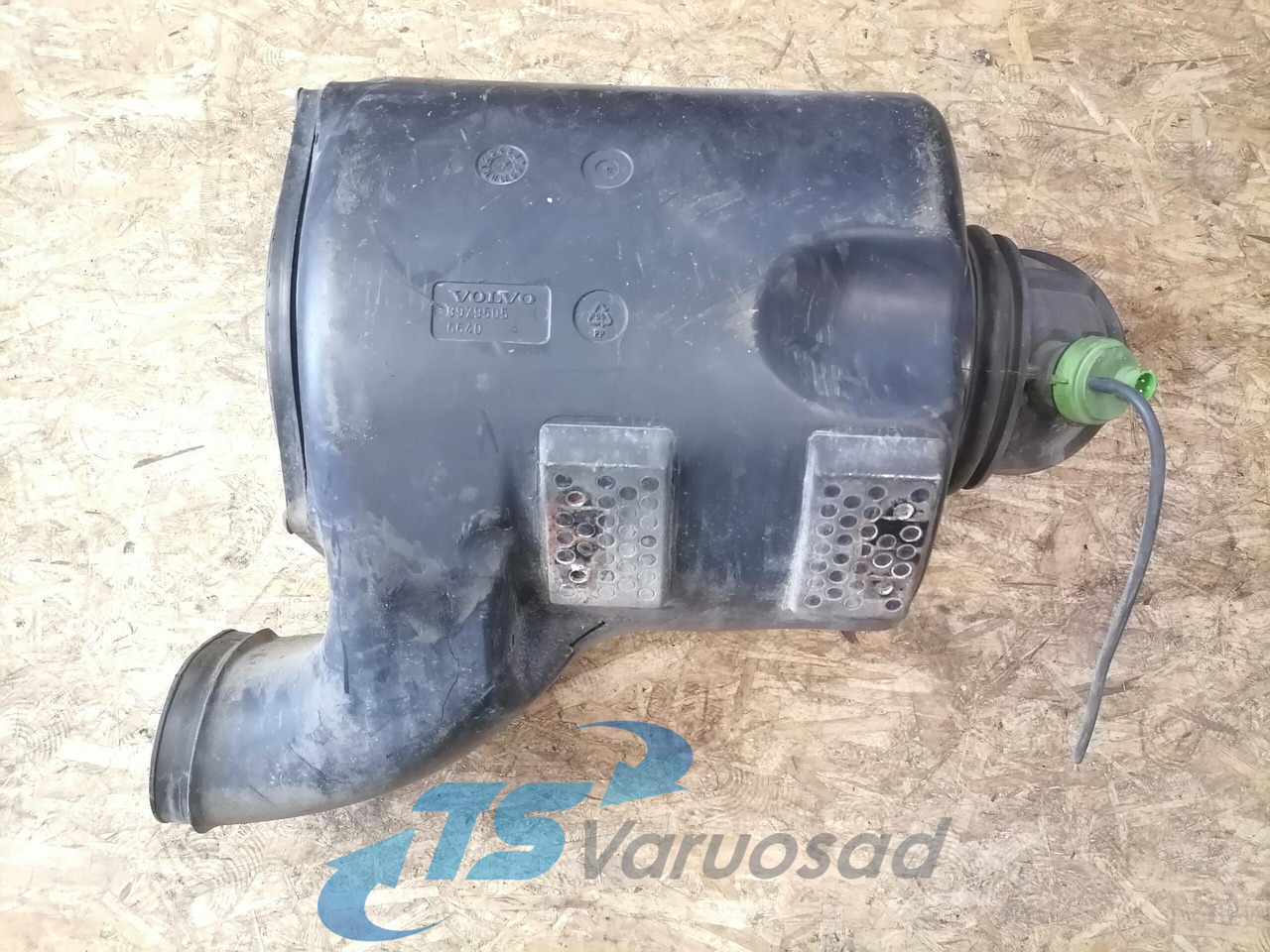 Volvo Air filter housing 3979505 - Система забору повітря в категорії Вантажівки: фото 2 Volvo Air filter housing 3979505 - Система забору повітря в категорії Вантажівки: фото 2