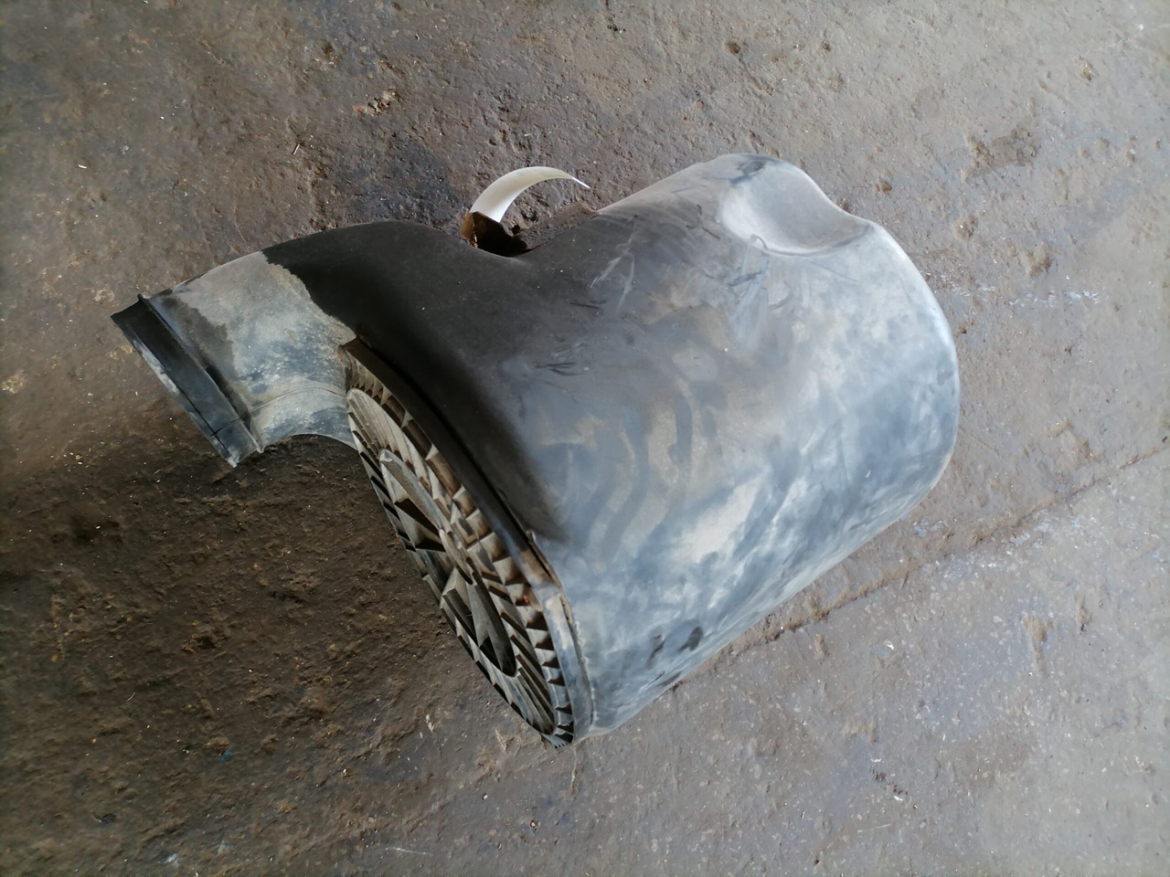 Volvo Air filter housing 3979505 - Система забору повітря в категорії Вантажівки: фото 3 Volvo Air filter housing 3979505 - Система забору повітря в категорії Вантажівки: фото 3