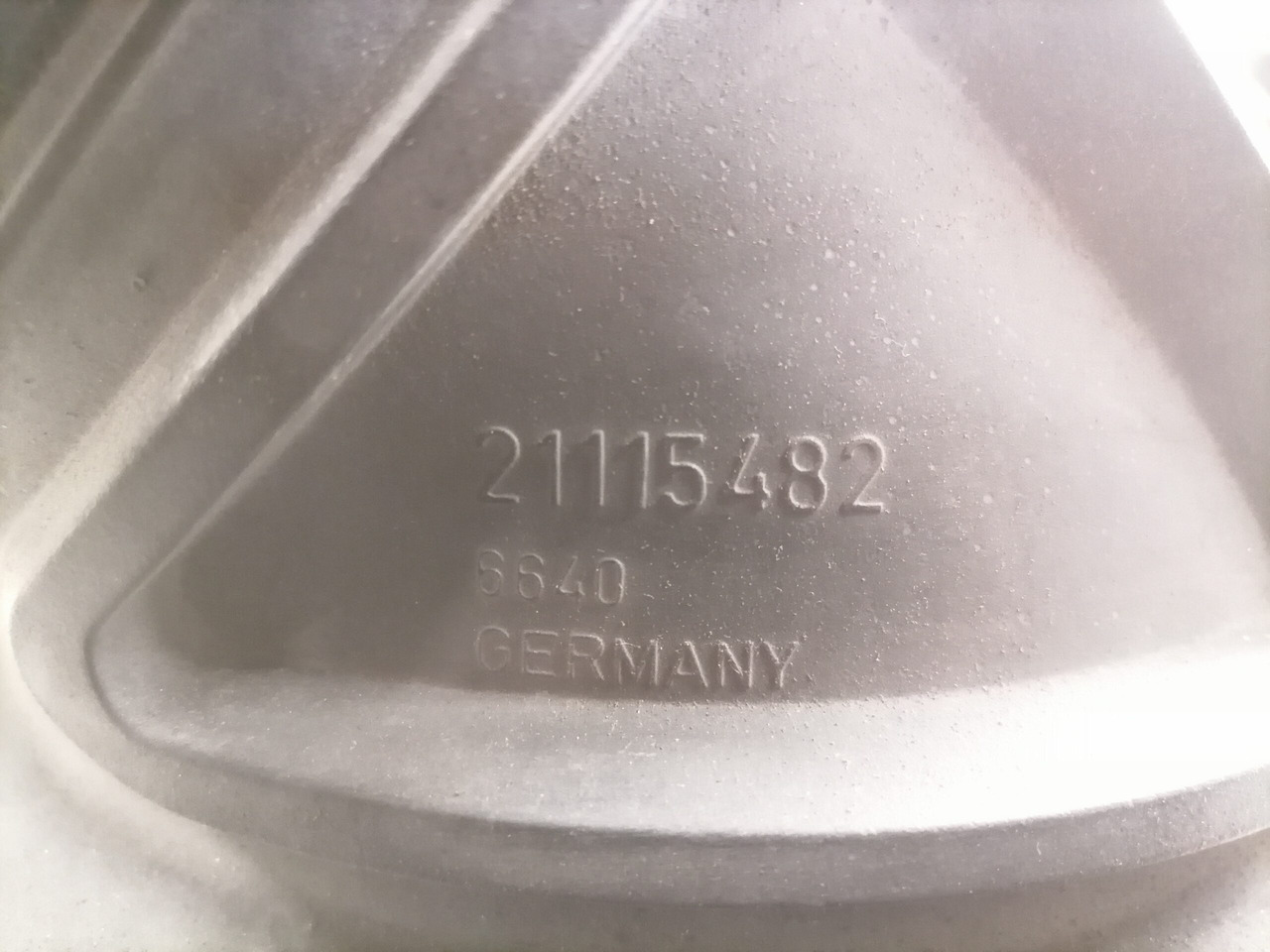 Volvo Air intake 21115482 - Система забору повітря в категорії Вантажівки: фото 3 Volvo Air intake 21115482 - Система забору повітря в категорії Вантажівки: фото 3