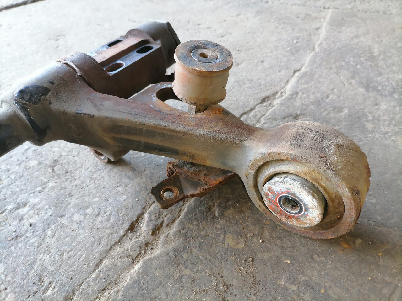 Volvo Anti-roll bar 3198853 - Підвіска кабіни в категорії Вантажівки: фото 4 Volvo Anti-roll bar 3198853 - Підвіска кабіни в категорії Вантажівки: фото 4