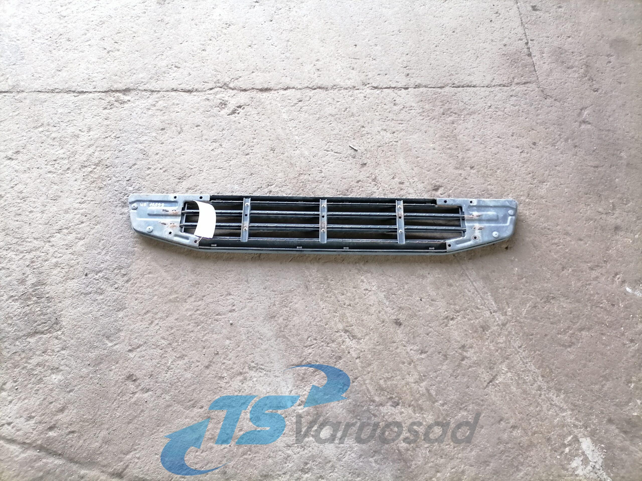 Volvo Grille panel 82208510 - Решітка радіатора в категорії Вантажівки: фото 2 Volvo Grille panel 82208510 - Решітка радіатора в категорії Вантажівки: фото 2