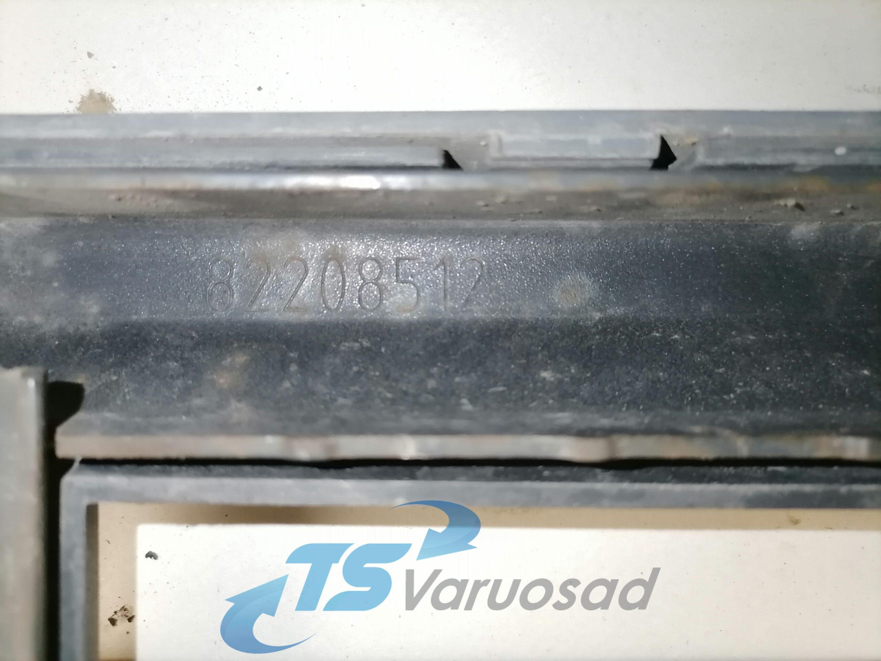 Volvo Grille panel 82208512 - Решітка радіатора в категорії Вантажівки: фото 3 Volvo Grille panel 82208512 - Решітка радіатора в категорії Вантажівки: фото 3