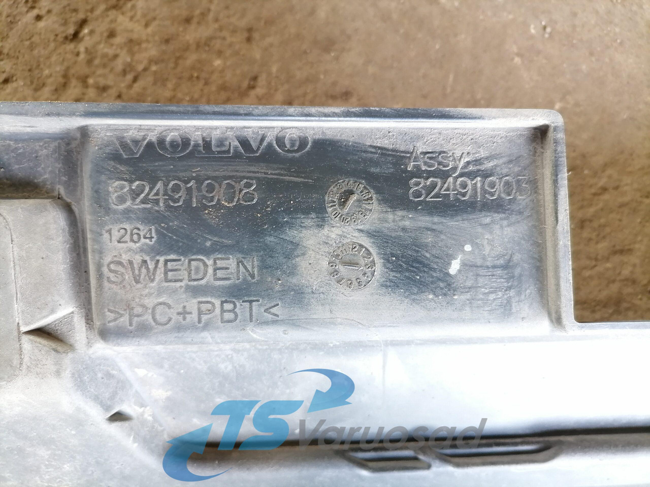 Volvo Grille panel 82491903 - Решітка радіатора в категорії Вантажівки: фото 3 Volvo Grille panel 82491903 - Решітка радіатора в категорії Вантажівки: фото 3